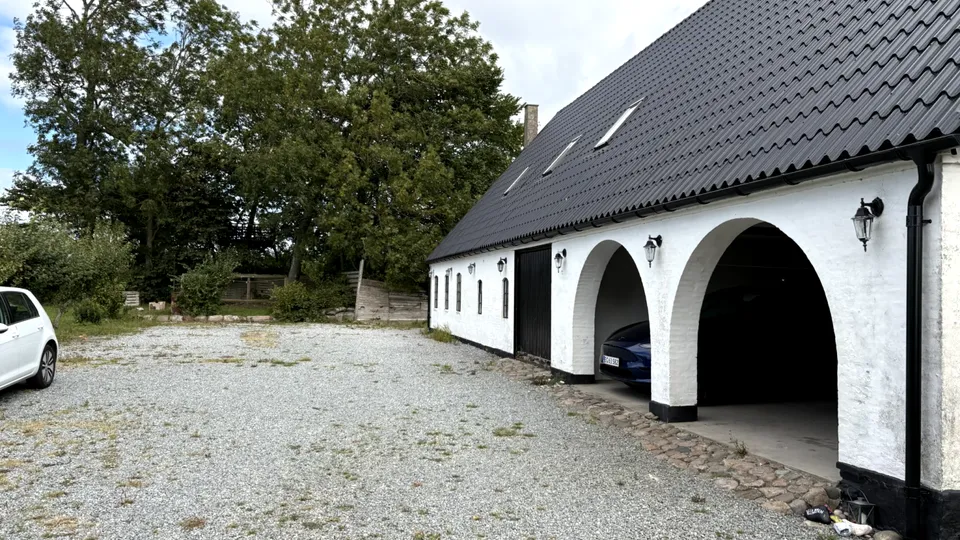 Bygning med carport